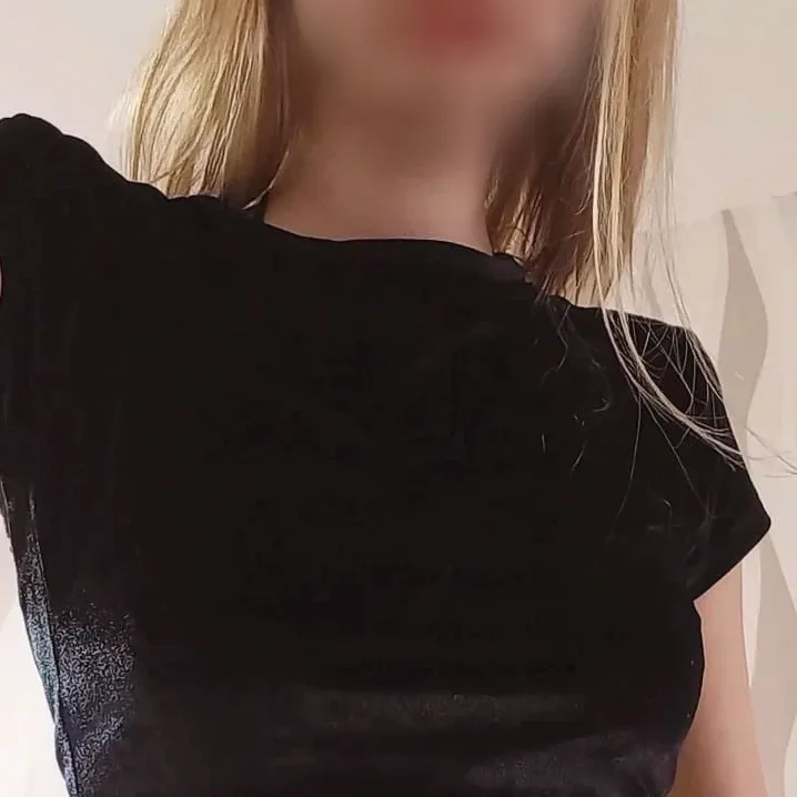 Yasmin, 25